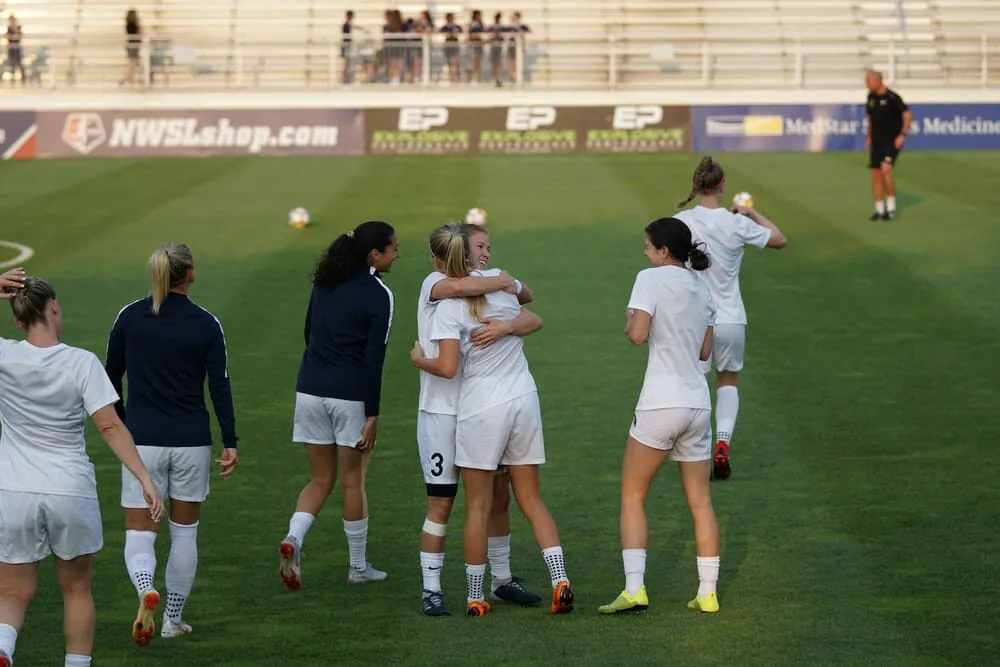 Des joueuses réunies sur le terrain avant un match